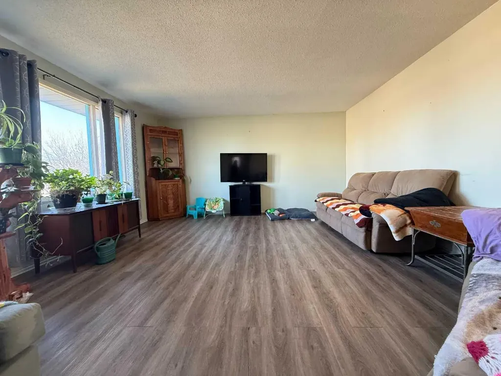 4815 52 Avenue Whitecourt AB T7S 1N2