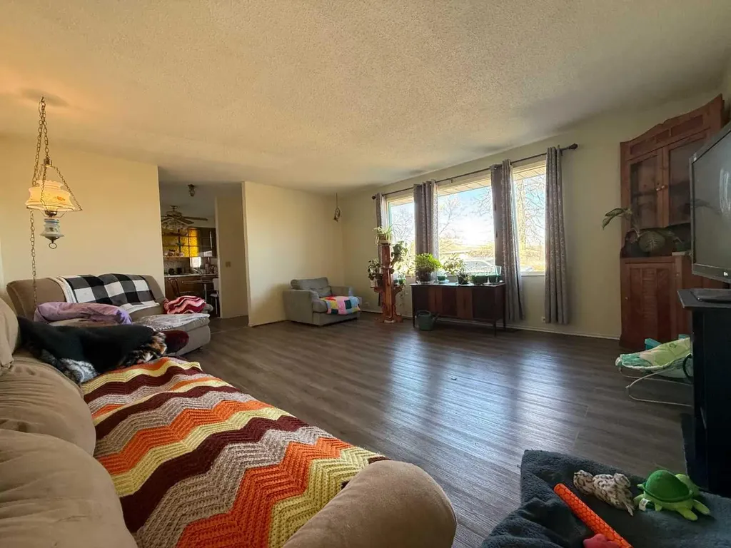 4815 52 Avenue Whitecourt AB T7S 1N2