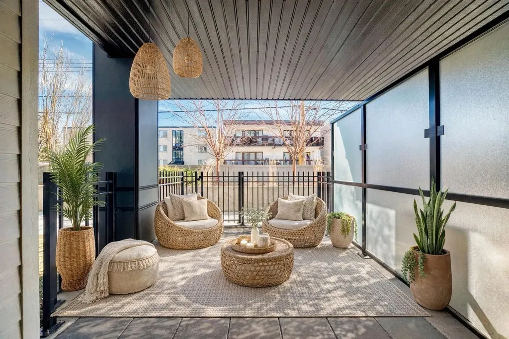 823 5 Avenue NW Calgary AB T2N 0R5