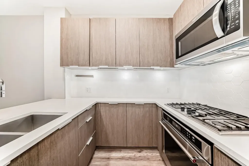 823 5 Avenue NW Calgary AB T2N 0R5