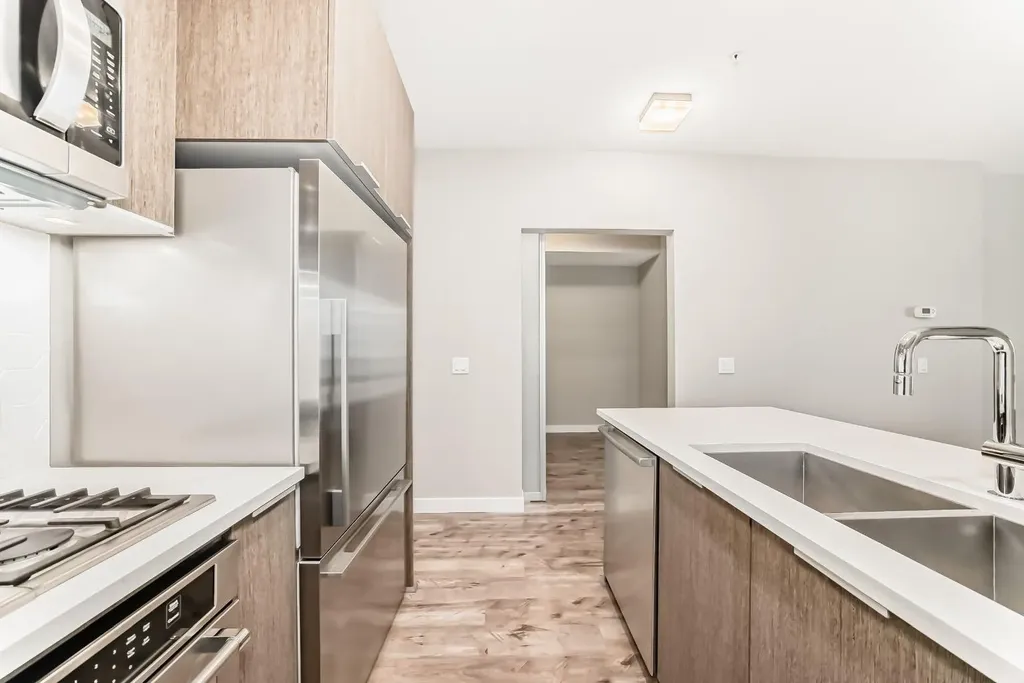 823 5 Avenue NW Calgary AB T2N 0R5