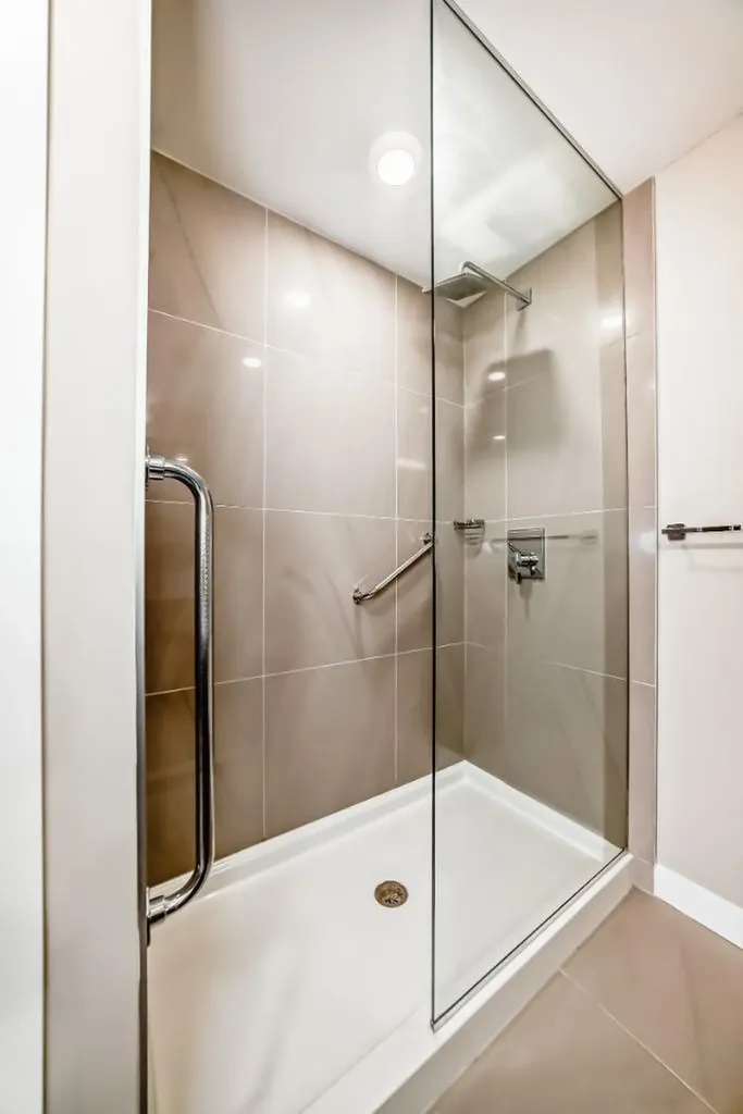 823 5 Avenue NW Calgary AB T2N 0R5