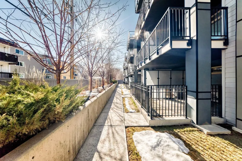823 5 Avenue NW Calgary AB T2N 0R5