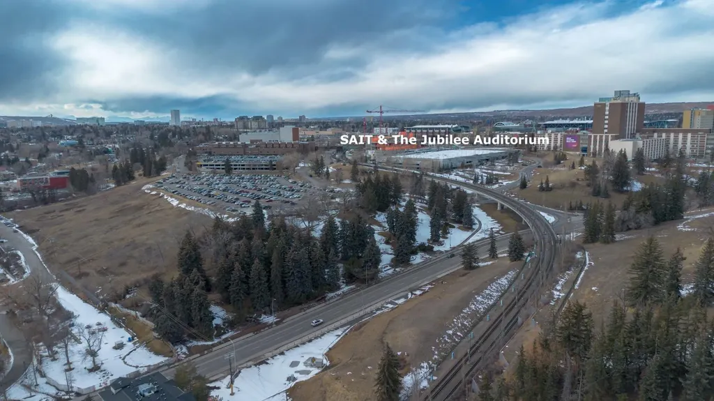 823 5 Avenue NW Calgary AB T2N 0R5
