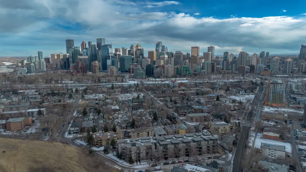 823 5 Avenue NW Calgary AB T2N 0R5