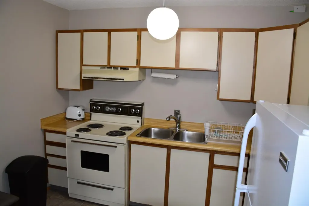 10118 100 Avenue Peace River AB T8S1R3