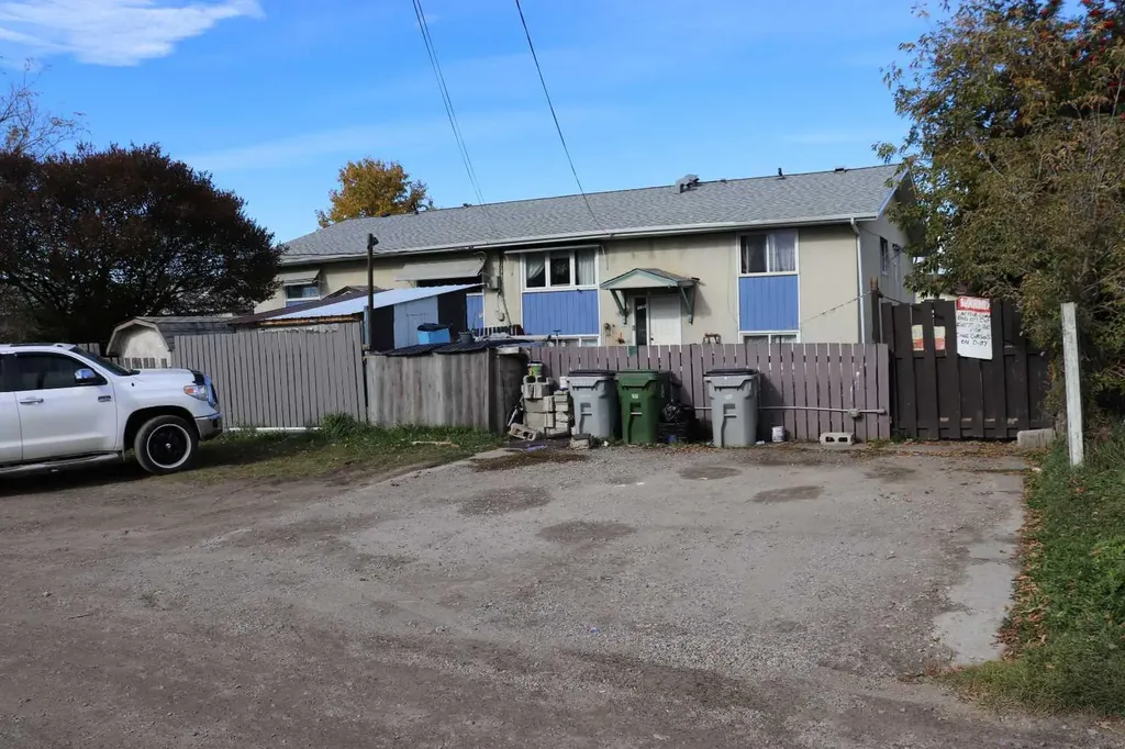 5115-5117-5119-5121 5 Avenue Edson AB T7E 1V5