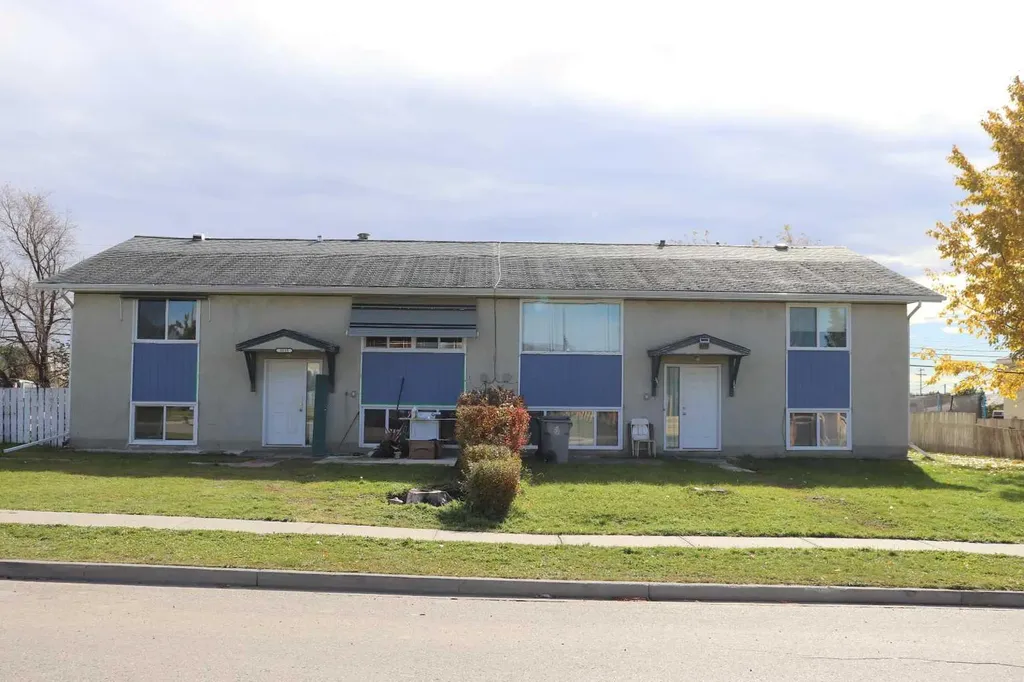 5115-5117-5119-5121 5 Avenue Edson AB T7E 1V5