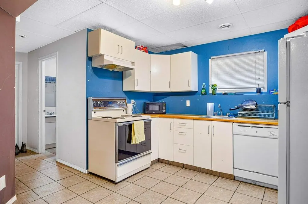412 Cougar Street Banff AB T1L1A1