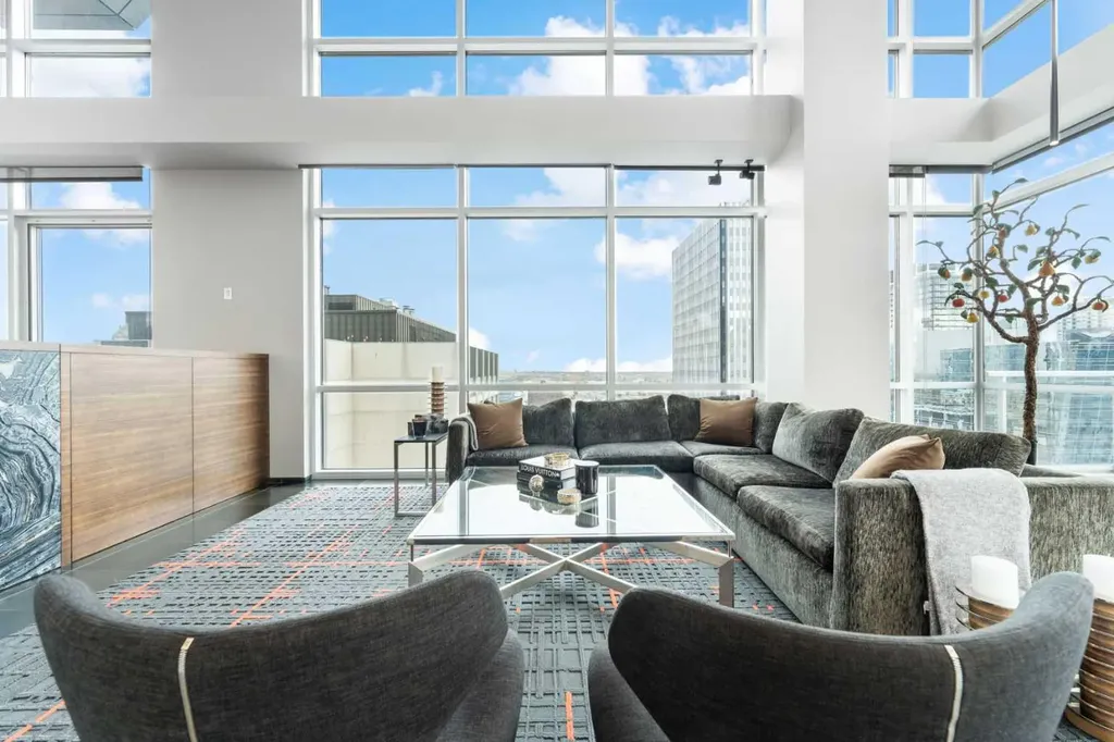 Calgary AB, 108 9TH Avenue SW, Unit 2004