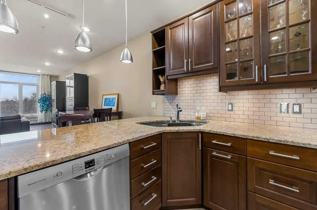 103 10 Avenue NW Calgary AB T2M 0B4