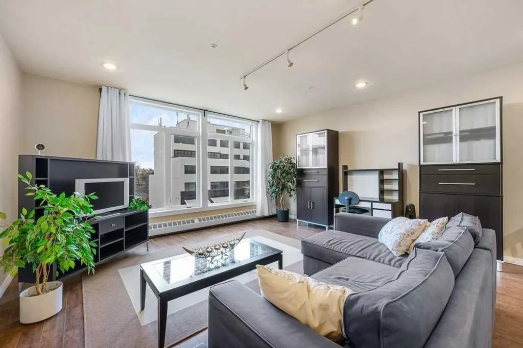 103 10 Avenue NW Calgary AB T2M 0B4