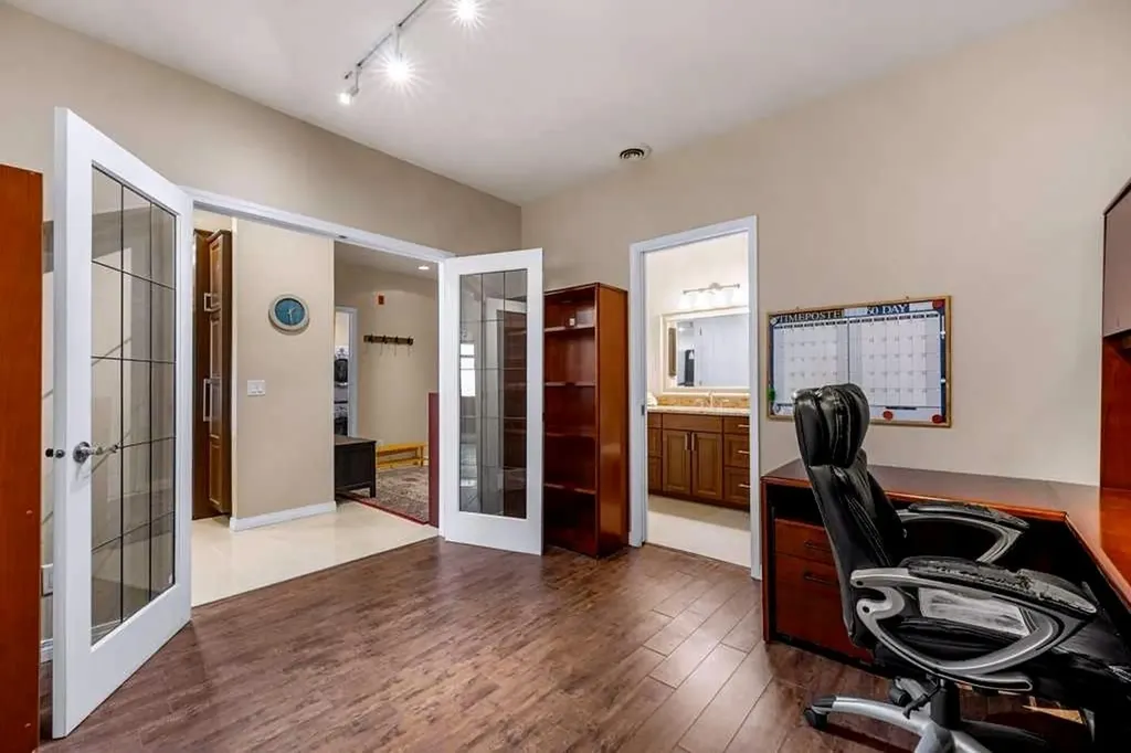 103 10 Avenue NW Calgary AB T2M 0B4