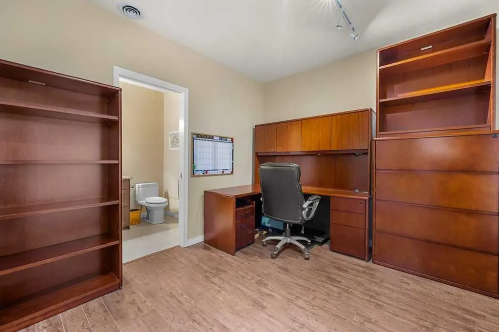 103 10 Avenue NW Calgary AB T2M 0B4