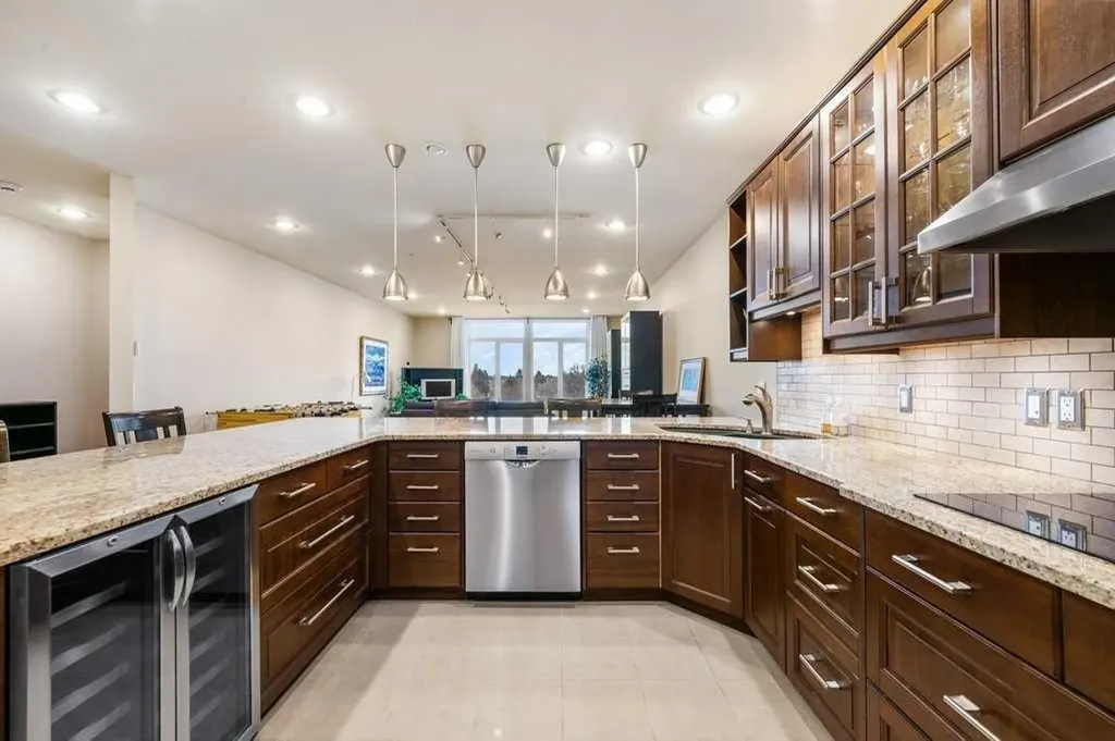 103 10 Avenue NW Calgary AB T2M 0B4