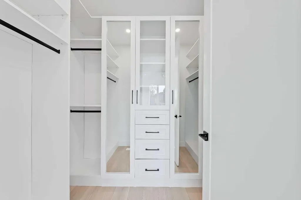 3538 43 Street SW Calgary AB T3E 3P5