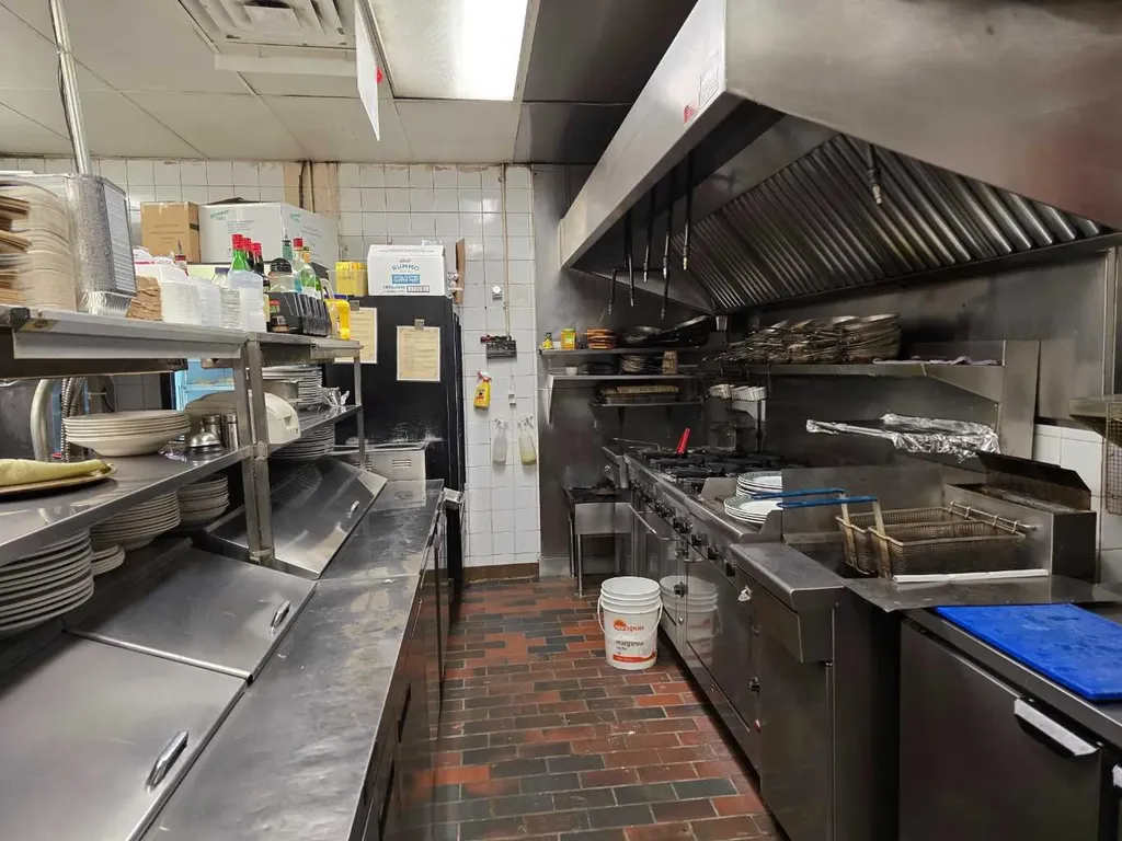 802 16 Avenue NW Calgary AB T2M 0J9