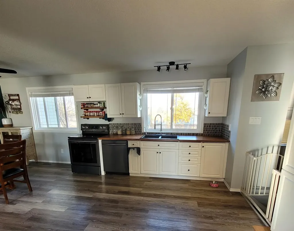 300 Hammond Drive Fox Creek AB T0H 1P0