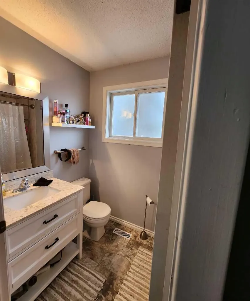 300 Hammond Drive Fox Creek AB T0H 1P0