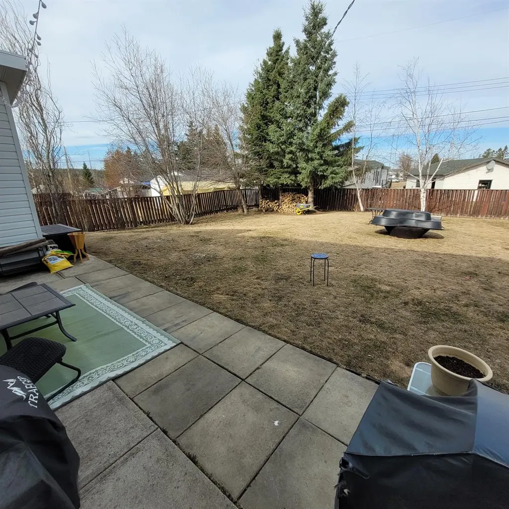 300 Hammond Drive Fox Creek AB T0H 1P0