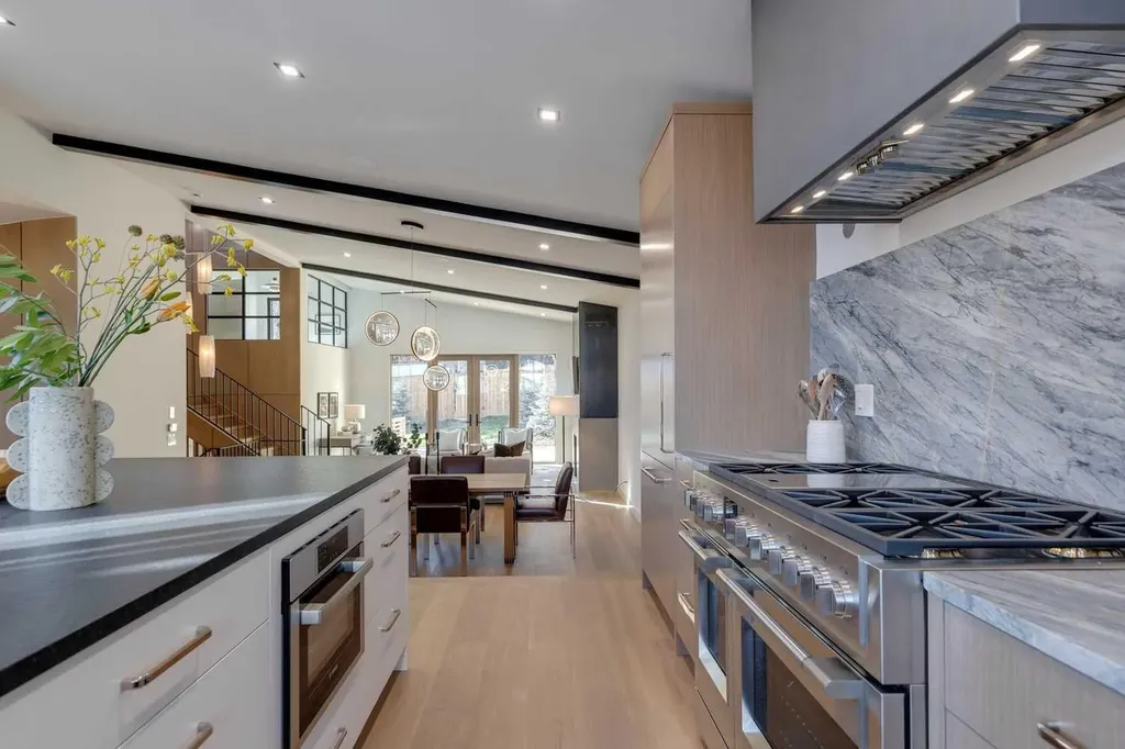 3423 23 Street NW Calgary AB T3L 0T8