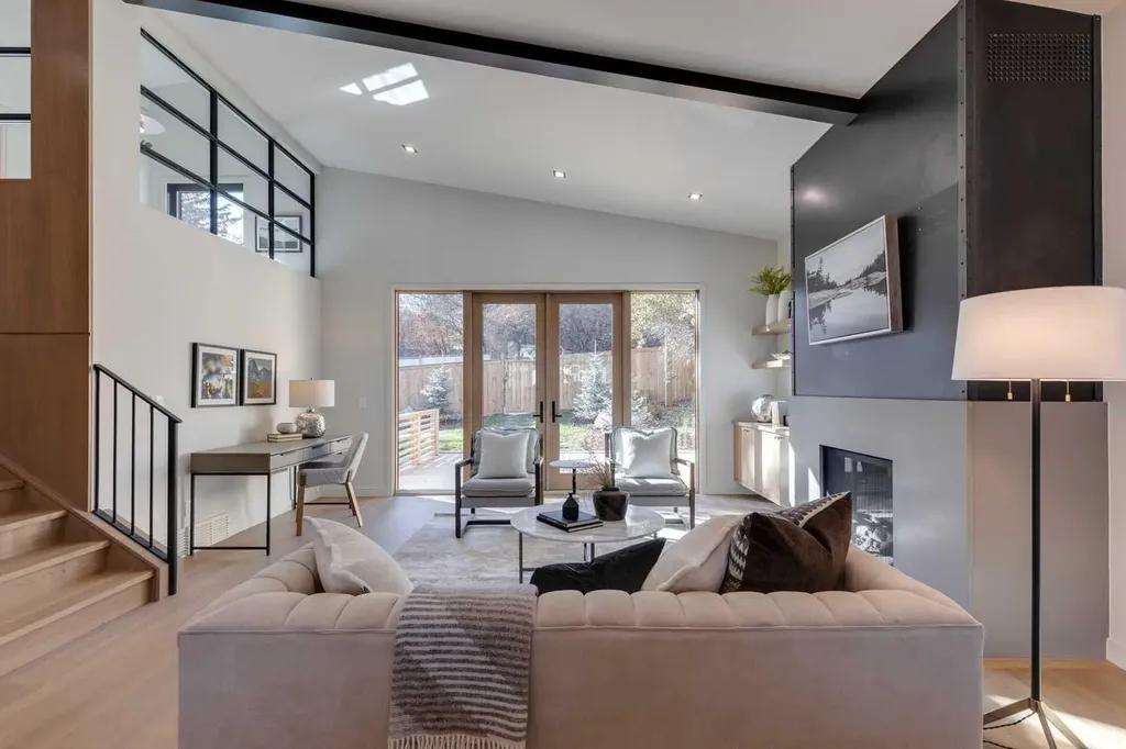 3423 23 Street NW Calgary AB T3L 0T8