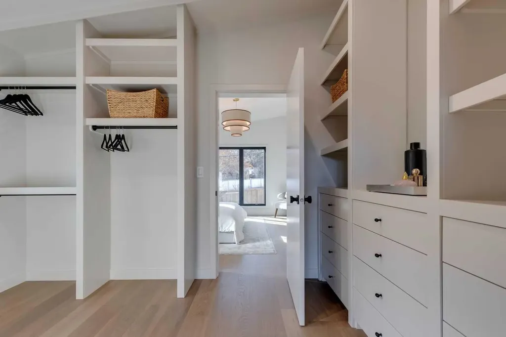 3423 23 Street NW Calgary AB T3L 0T8