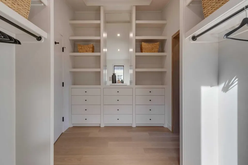 3423 23 Street NW Calgary AB T3L 0T8
