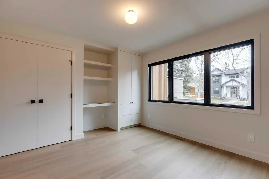 3423 23 Street NW Calgary AB T3L 0T8