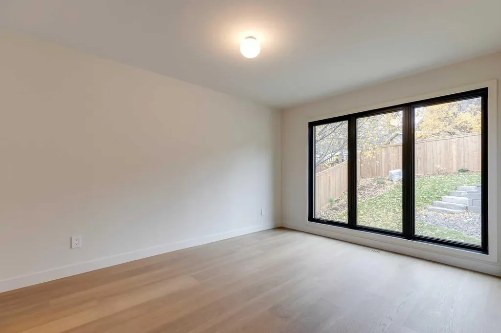 3423 23 Street NW Calgary AB T3L 0T8