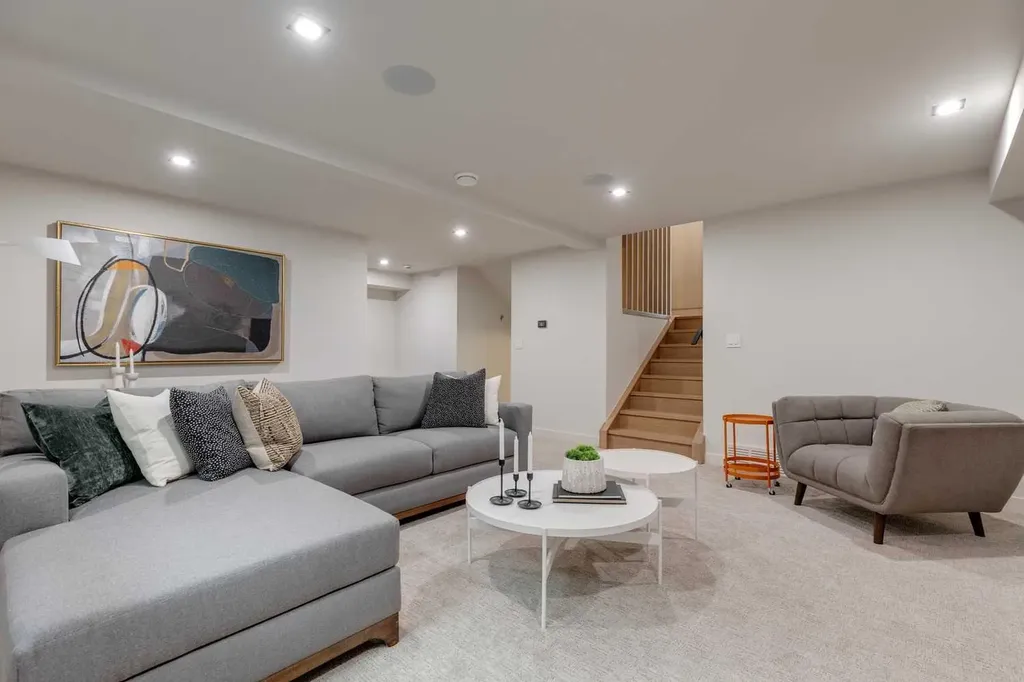 3423 23 Street NW Calgary AB T3L 0T8