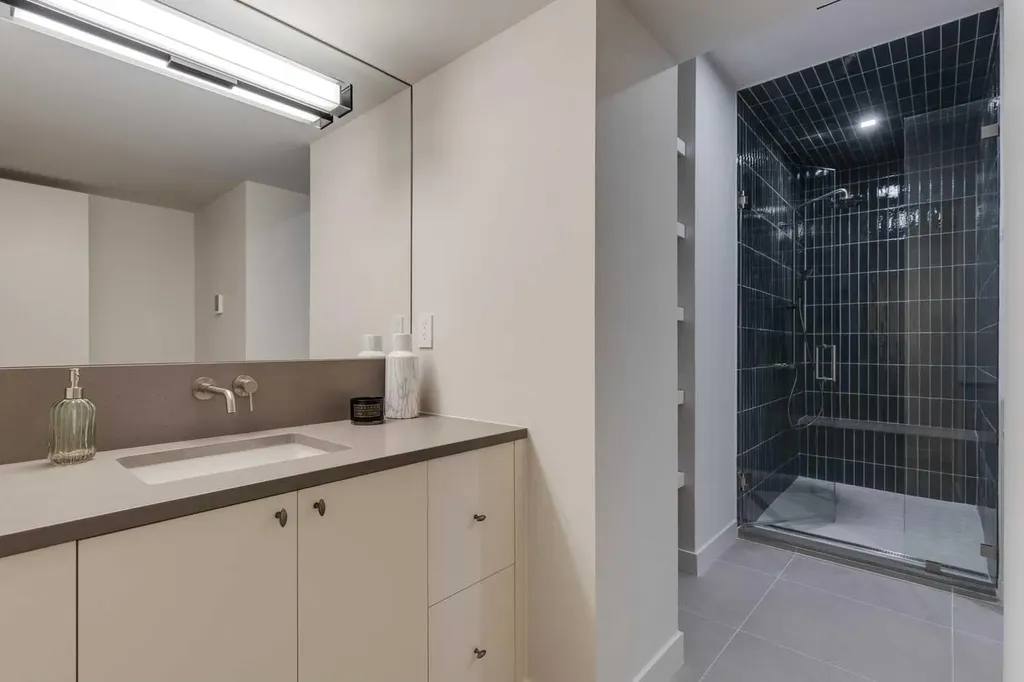 3423 23 Street NW Calgary AB T3L 0T8