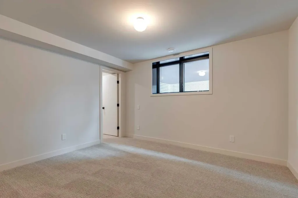 3423 23 Street NW Calgary AB T3L 0T8