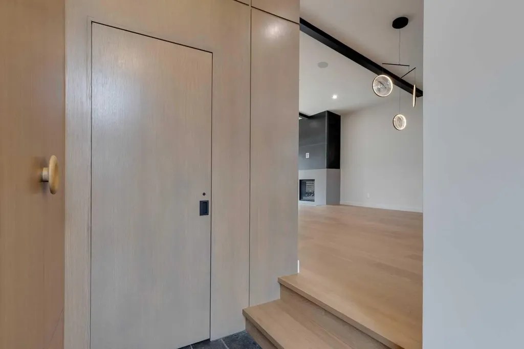 3423 23 Street NW Calgary AB T3L 0T8