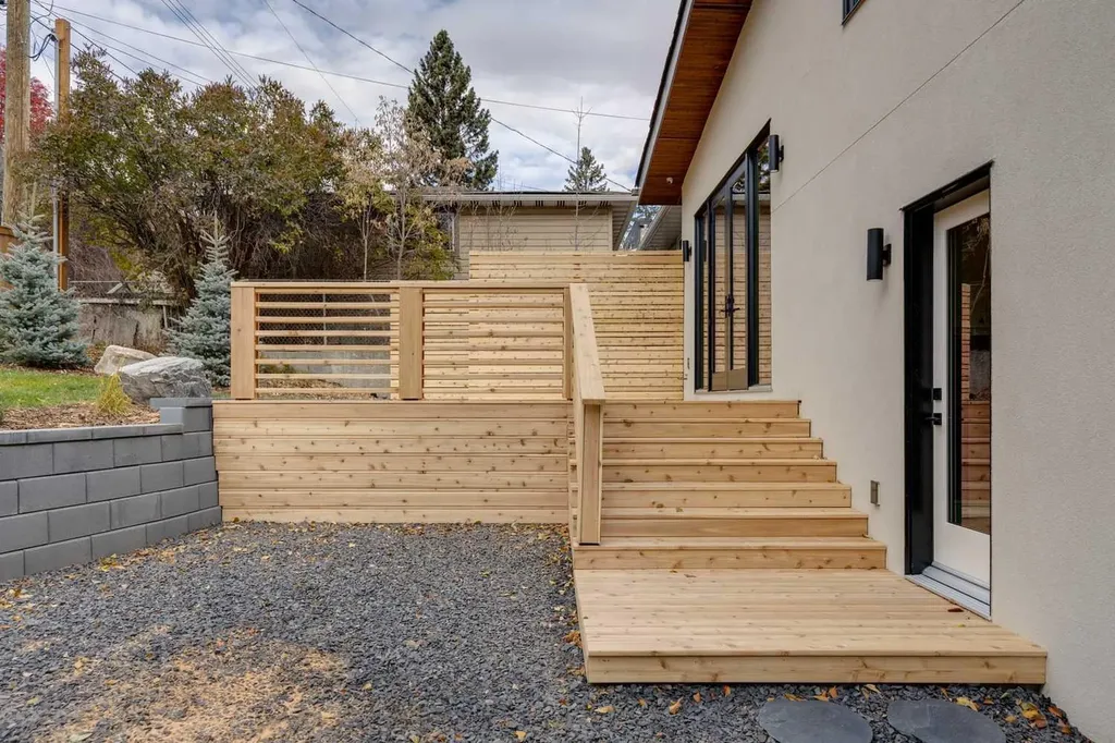 3423 23 Street NW Calgary AB T3L 0T8