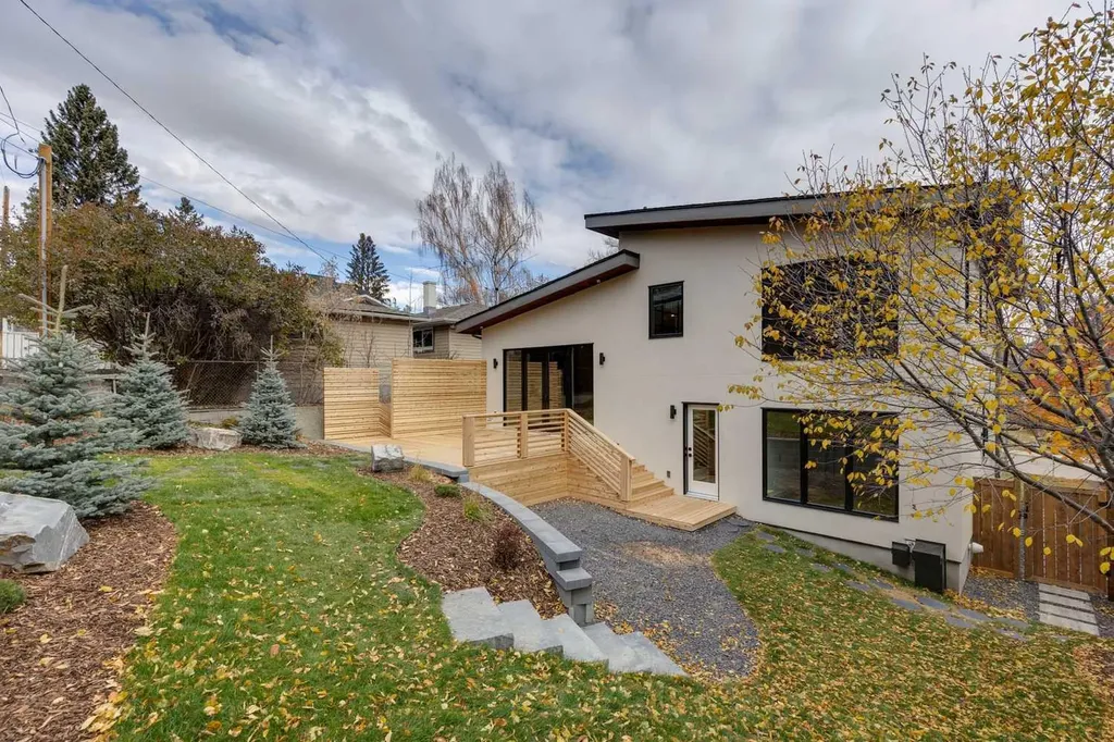 3423 23 Street NW Calgary AB T3L 0T8