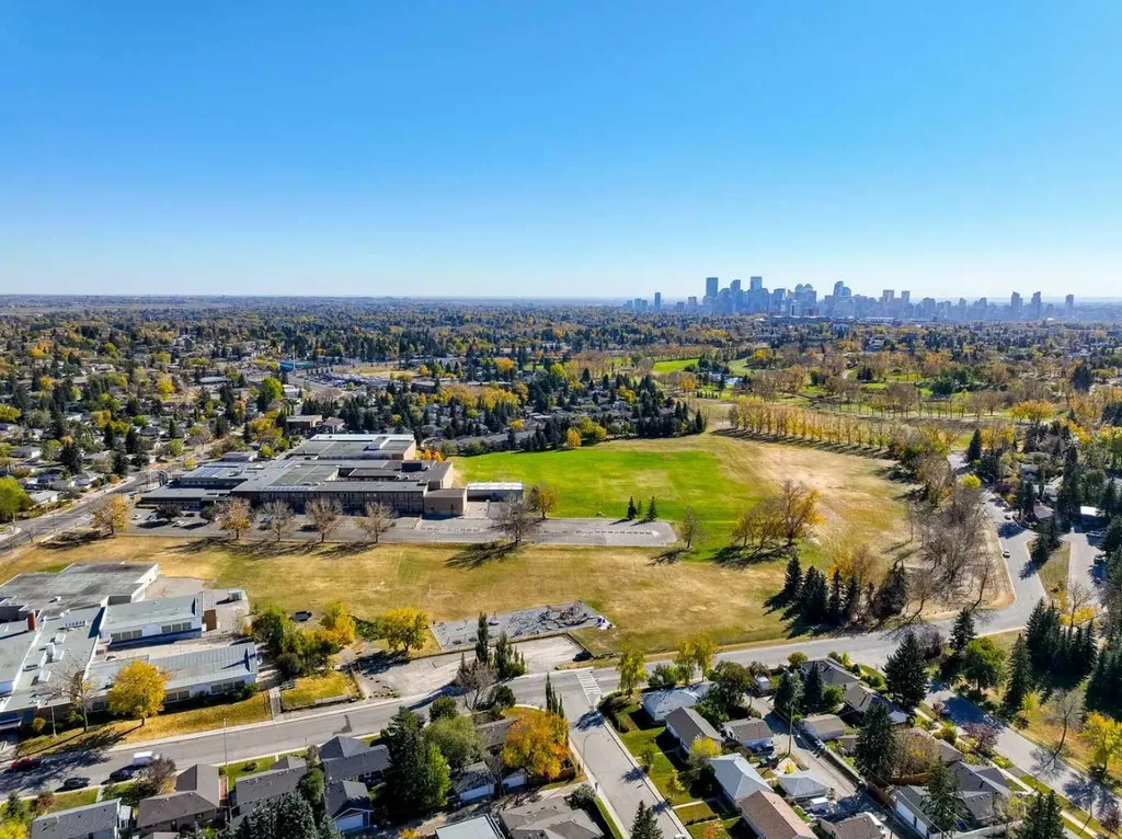 3423 23 Street NW Calgary AB T3L 0T8