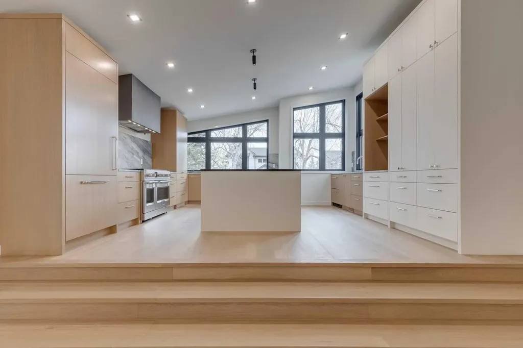 3423 23 Street NW Calgary AB T3L 0T8