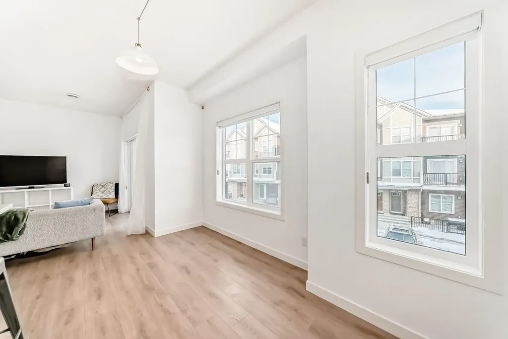 250 Fireside View Cochrane AB T4C 2M2