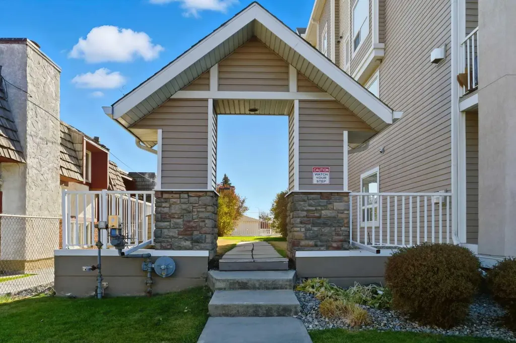 128 Centre Avenue Cochrane AB T4C2K5
