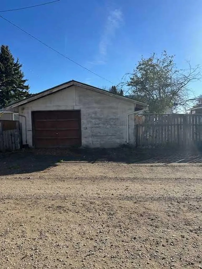 4817 51 Avenue Taber AB T1G 1H1