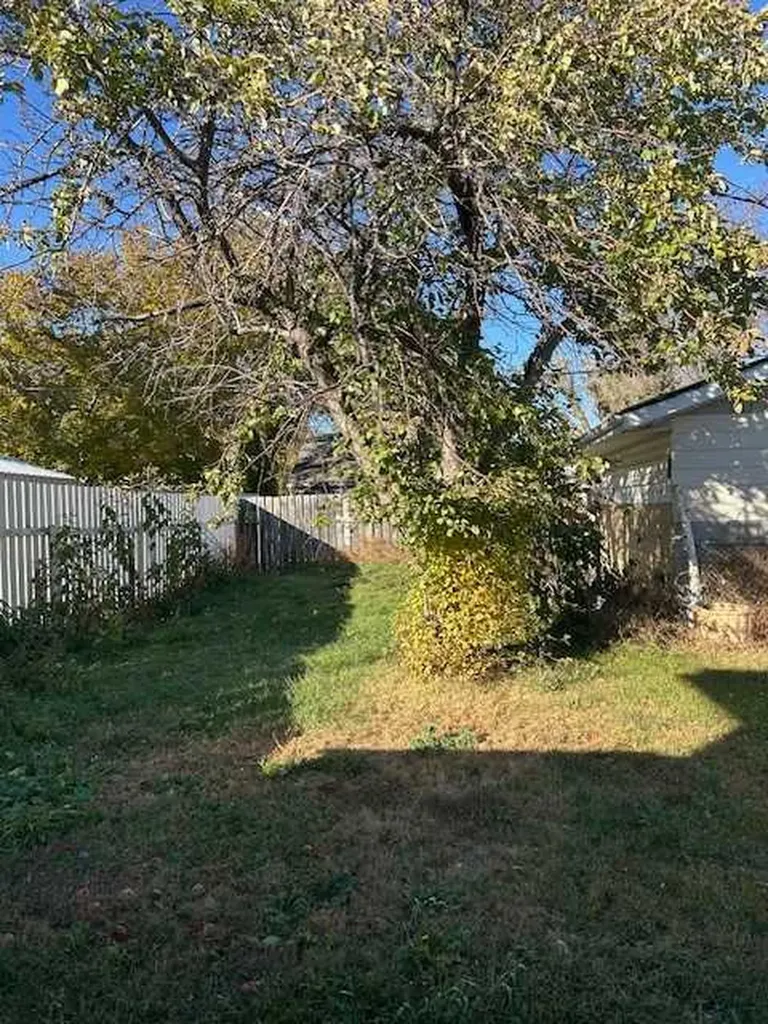 4817 51 Avenue Taber AB T1G 1H1