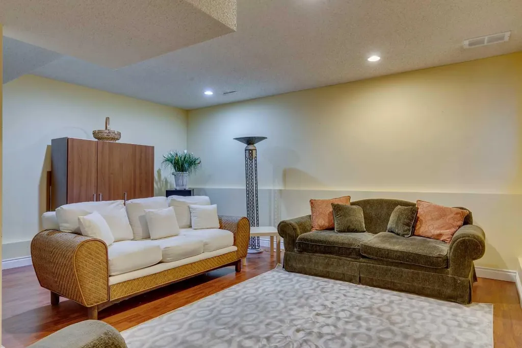 1302 Frontenac Avenue SW Calgary AB T2B1B6