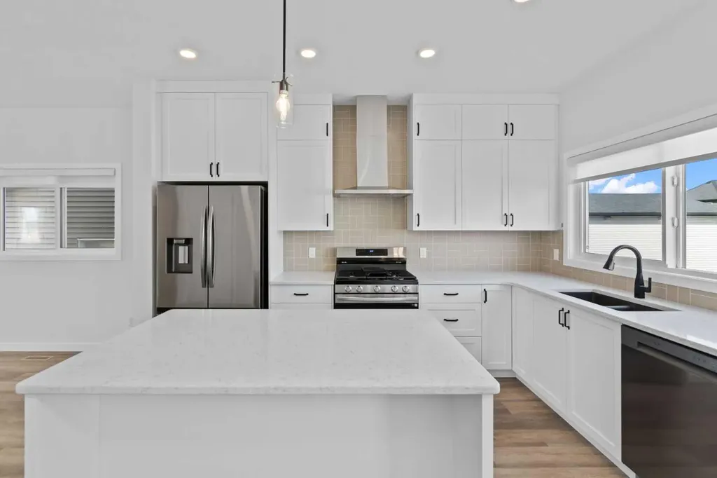 994 Chinook Winds Meadow SW Airdrie AB T4B 5R1