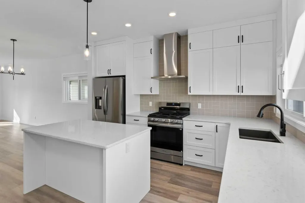 994 Chinook Winds Meadow SW Airdrie AB T4B 5R1