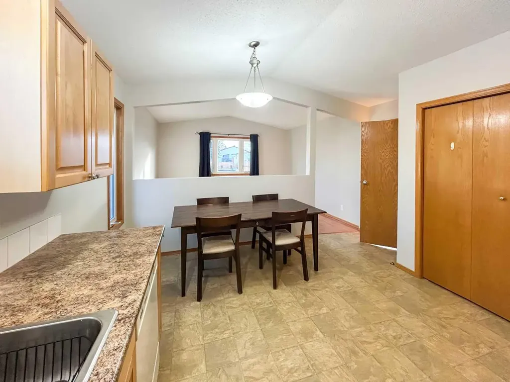 4802 54 Avenue Camrose AB T4V 3A5