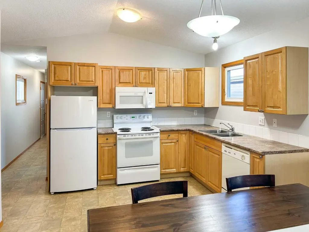 4802 54 Avenue Camrose AB T4V 3A5