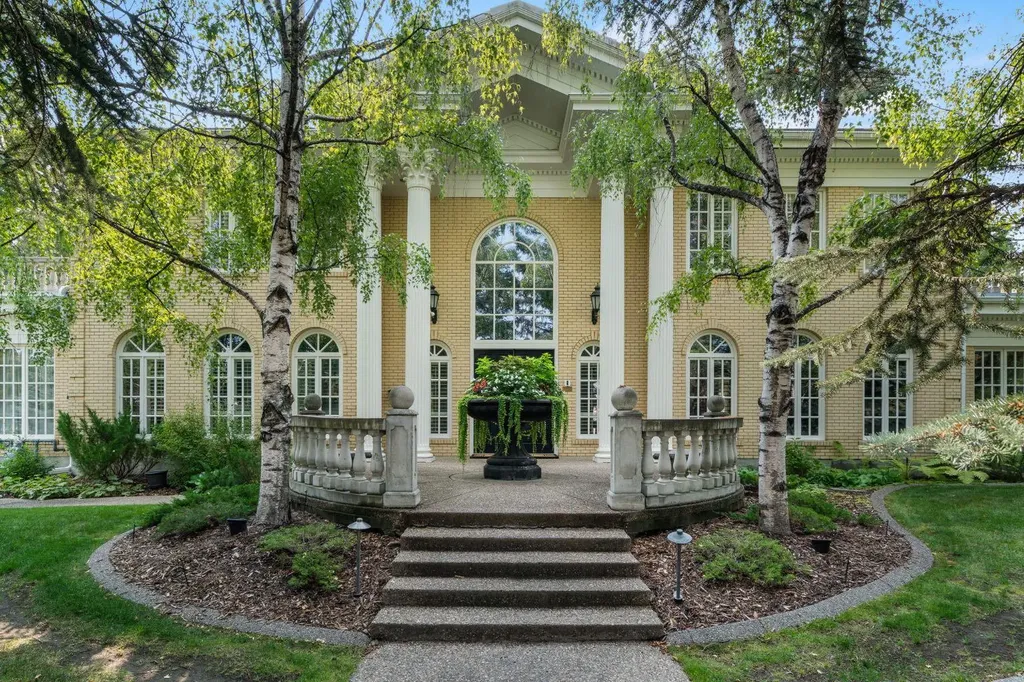 126 Eagle Ridge Drive SW Calgary AB T2V 2V4
