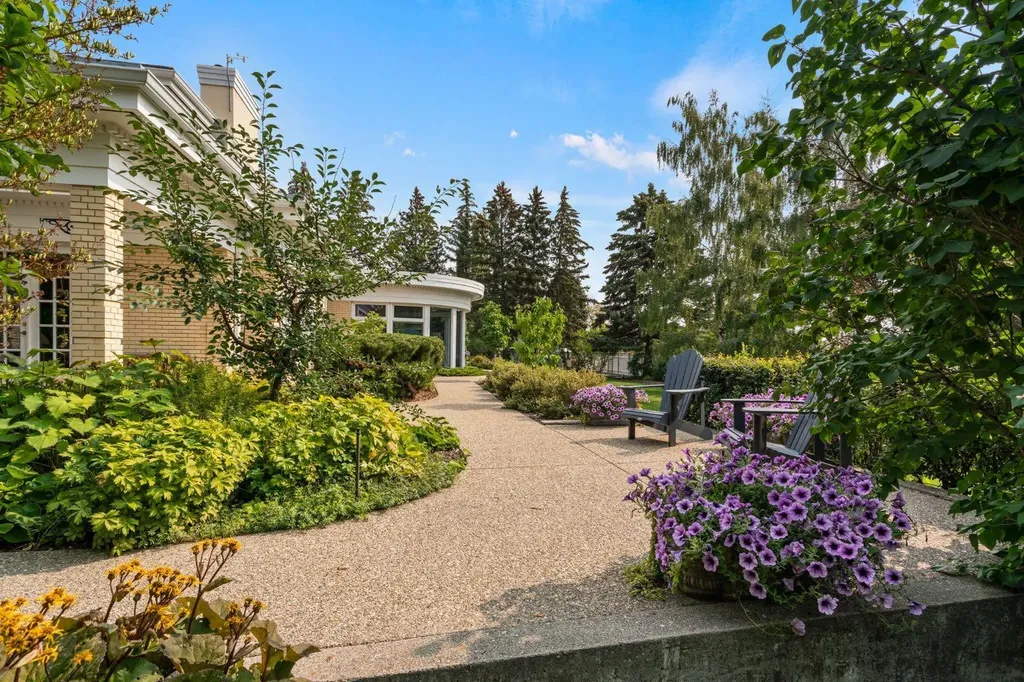 126 Eagle Ridge Drive SW Calgary AB T2V 2V4
