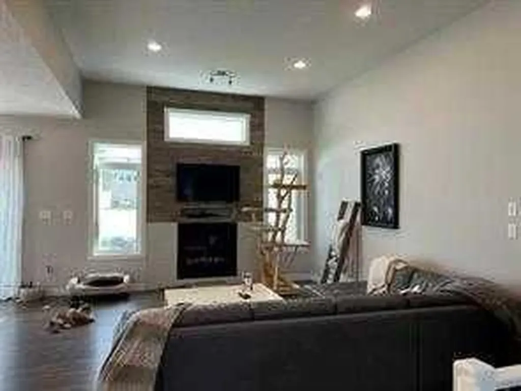 805 7 Avenue Fox Creek AB T0H 1P0